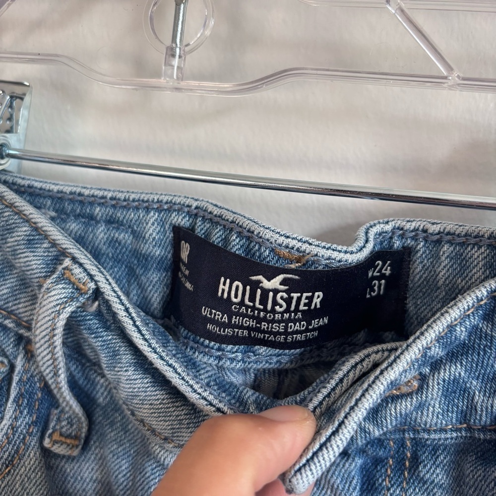⭐️⭐️⭐️Hollister wide leg Butterfly Denim Jeans size 0 - Picture 3 of 10